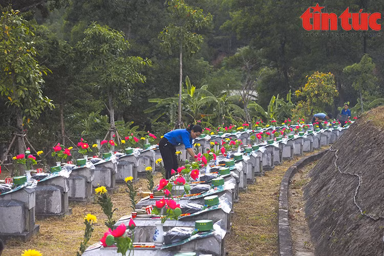 La cérémonie d'offre d'encens pour commémorer les martyrs est une activité traditionnelle annuelle pour commémorer les sacrifices héroïques des héros et martyrs.