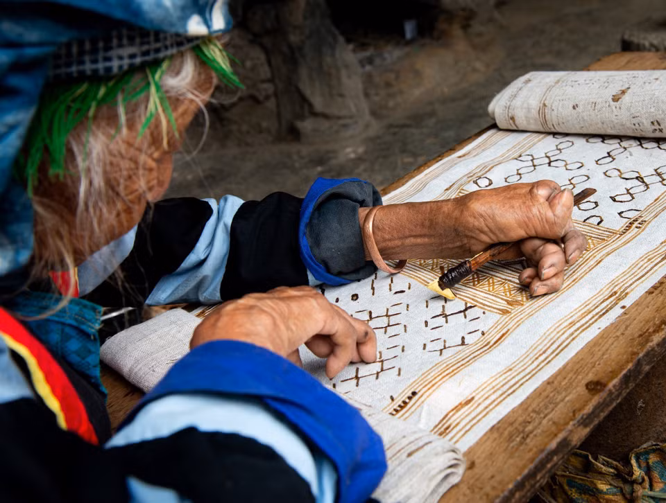 Les motifs de décoration sont une particularité des habits en lin de Lùng Tám : faits entièrement à la main, brodés et "peints" à la cire d’abeille. Les H’mông maîtrisent la technique du batik avec la cire d’abeille et créent des détails représentant des carreaux ou des losanges disposés symétriquement les uns contre des autres, une technique qui exige un grand savoir-faire.