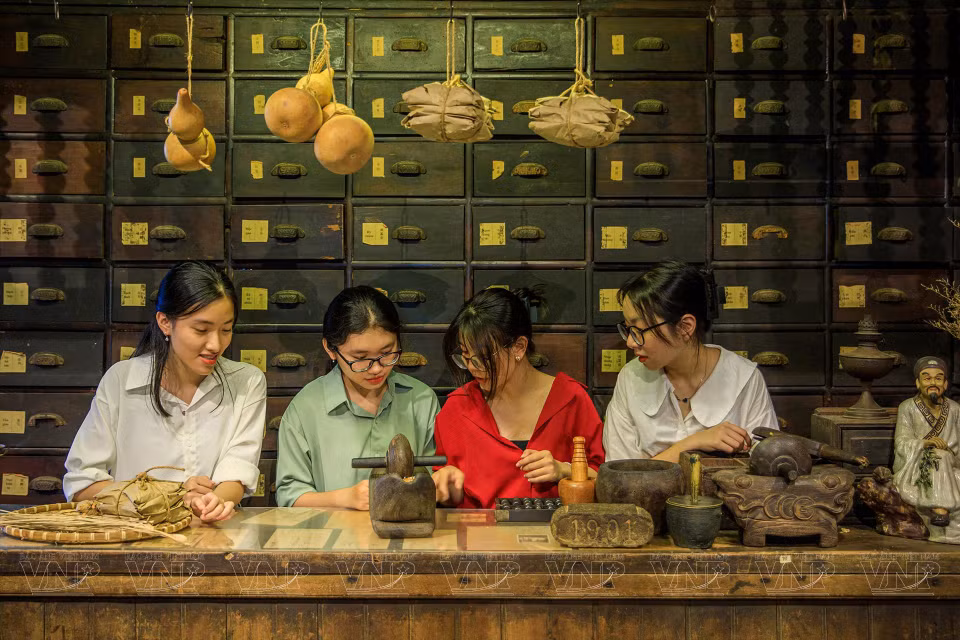 Les visiteurs peuvent également en apprendre davantage sur différents outils comme pilons et mortiers, balances anciennes, plantes médicinales, admirer des collections de bocaux... 