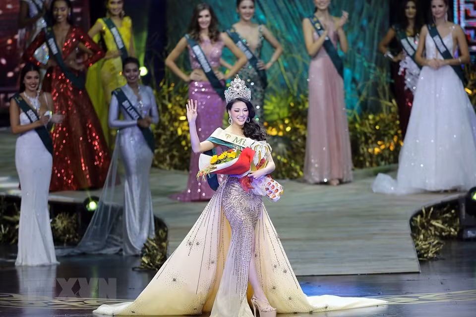  Nguyên Phuong Khanh est couronnée Miss Earth 2018. 