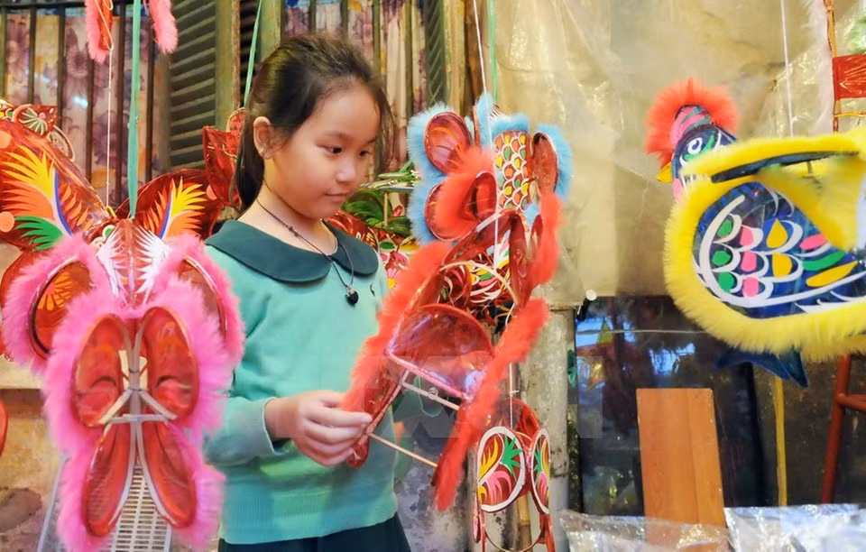 Cette petite fille aime les lanternes. 