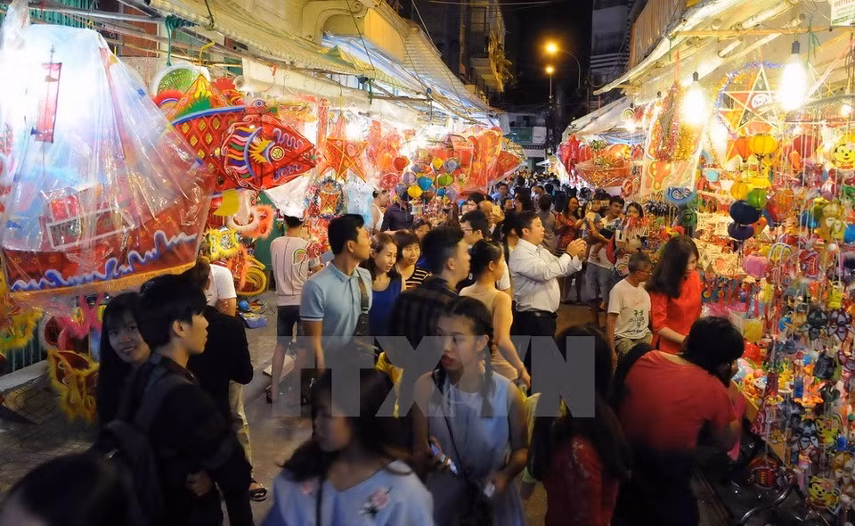 Les visiteurs ​sont immergés dans un espace rempli de toutes sortes de lanternes colorées. Cette rue animée leur fait vivre de merveilleux moments pendant la Fête de la mi-automne de cette année.