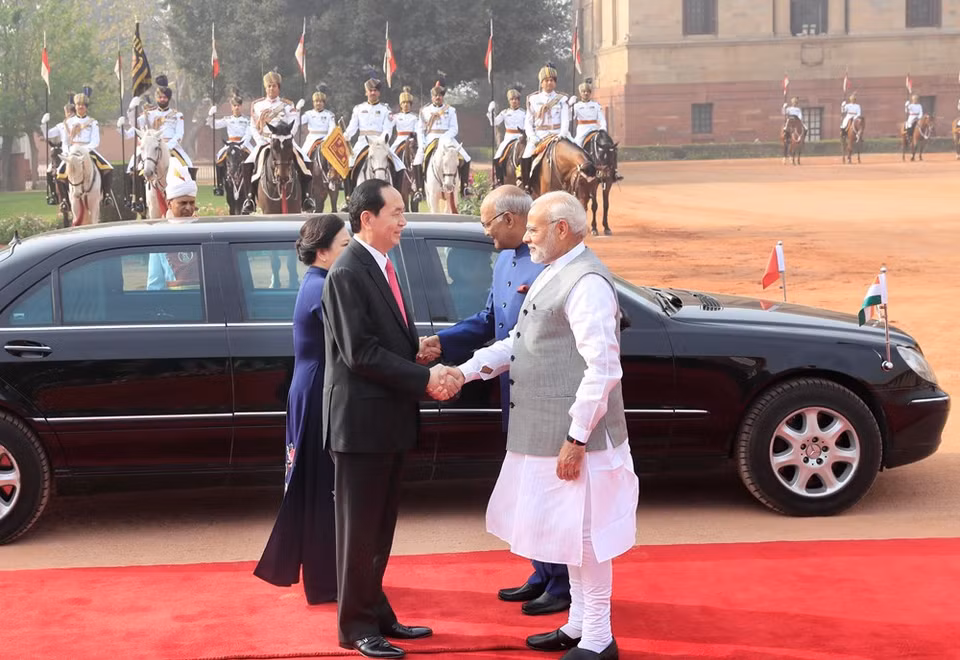 Le président Tran Dai Quang et son épouse sont respectivement accueillis par le Premier ministre Narendra Modi et le président de l'Inde Ram Nath Kovind. Photo : VNA