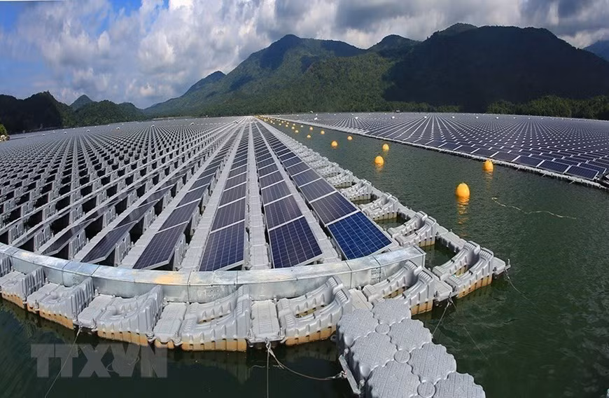 Système de batterie de la centrale solaire sur le lac hydroélectrique de Da Mi, d'une capacité de 47,5 MWp. Photo: VNA
