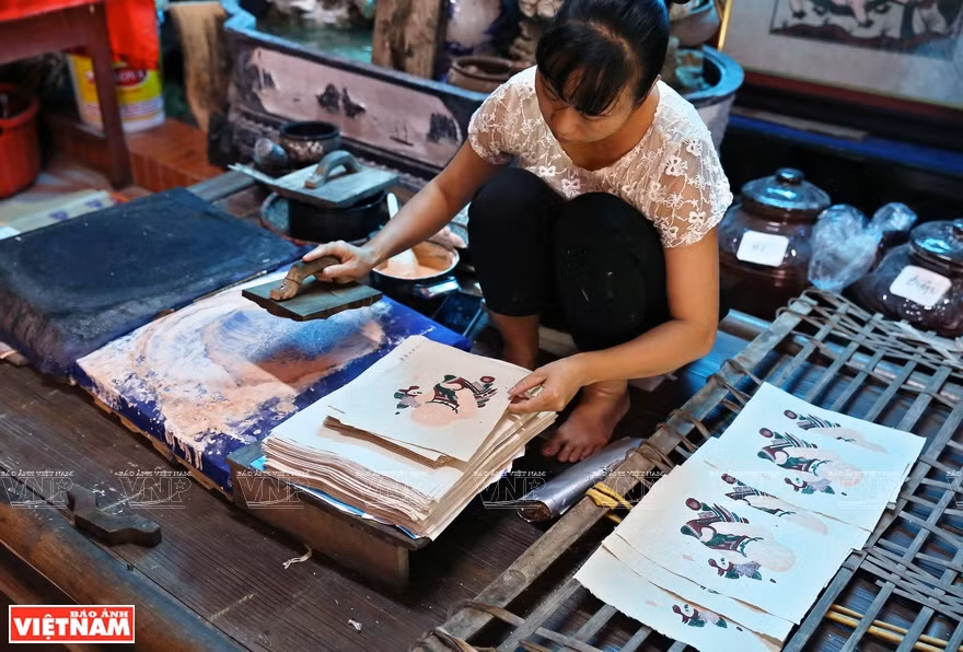 L’artisan doit parfois utiliser plusieurs planches pour imprimer un détail du tableau. Photo : VNA
