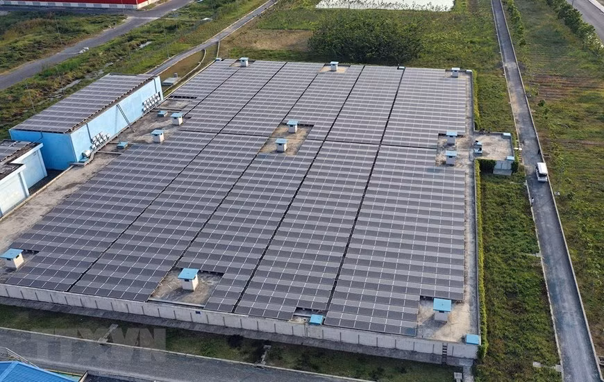 Le projet d'énergie solaire de l'usine d'eau de Song Hau contribue à réduire les coûts de production, à économiser de l'énergie et à protéger l'environnement. Photo: VNA