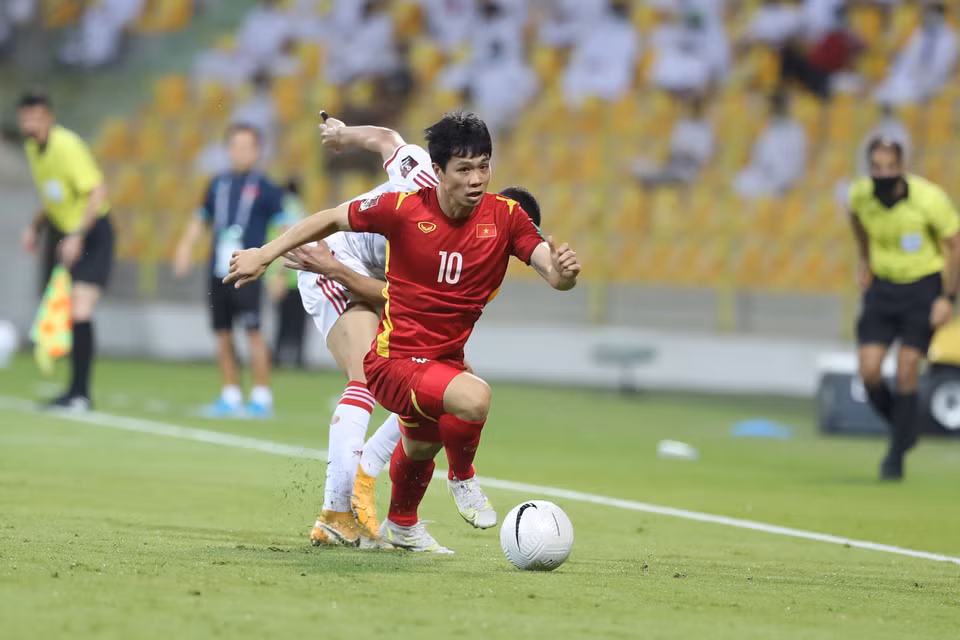 Cong Phuong essaie de prendre le ballon. Photo: VNA