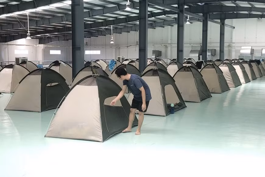 Les travailleurs de la compagnie Daikan Vietnam dorment sur place pour assurer la production. Photo:VNA