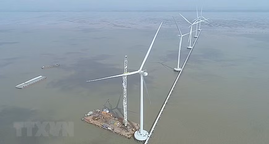 Installation d'éoliennes de la centrale de Dong Hai 1 dans la commune de Long Dien, district de Dong Hai, province de Bac Lieu dans le delta du Mékong. Photo: VNA
