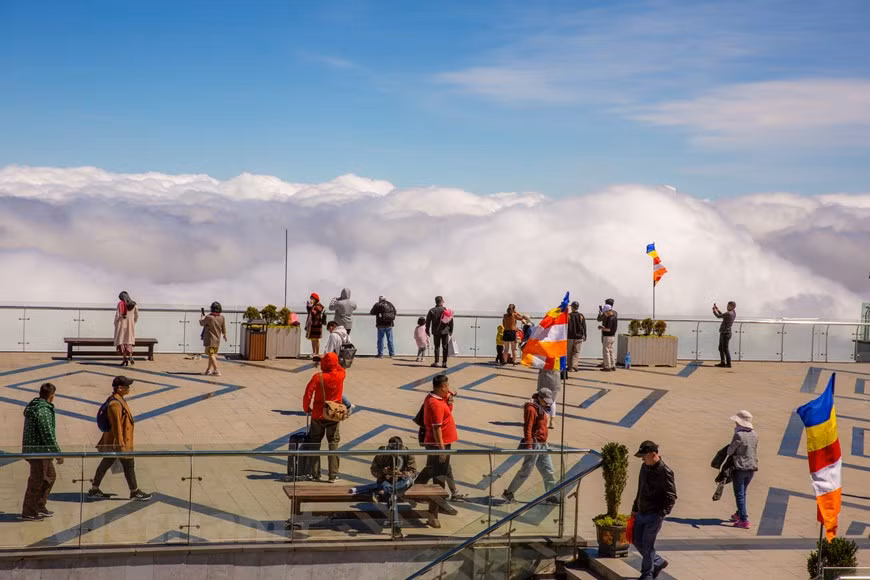 Pour de nombreux touristes, le mont Fansipan, la plus haute montagne située au centre de la chaîne de montagnes Hoang Lien Son, dans le bourg de Sa Pa, province de Lao Cai (Nord), cache de nombreux mystères et est l'une des destinations incontournables de la vie. (Photo: Vietnam +)
