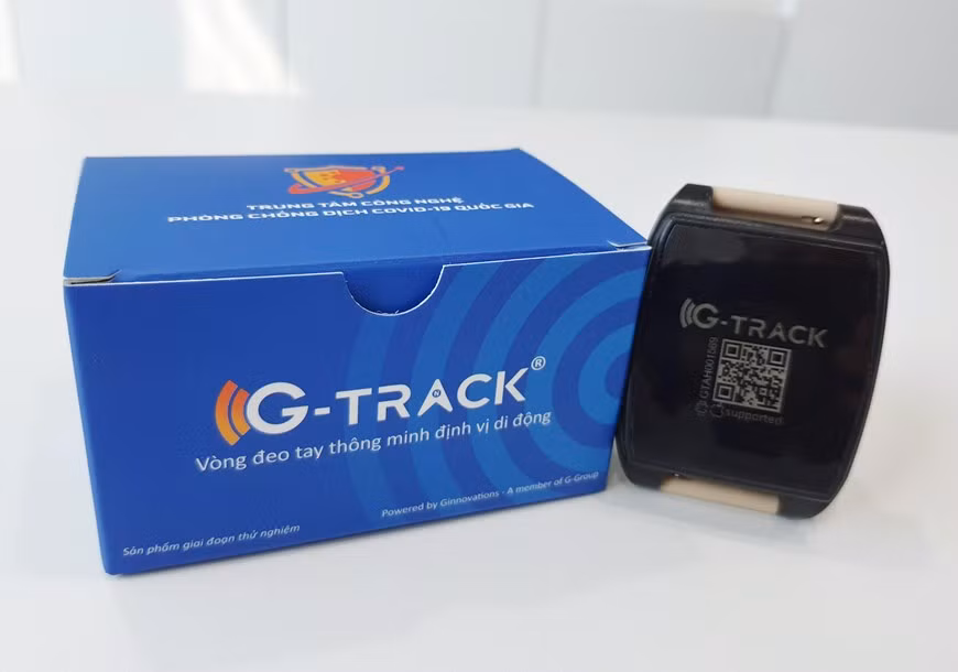 Des bracelets de surveillance électronique de la quarantaine des F1 (personnes ayant des contacts avec les infectés confirmés) ont été présentés par le Centre national des technologies pour la prévention et le contrôle du COVID-19 et Ginnovations. Photo: Ginnovations
