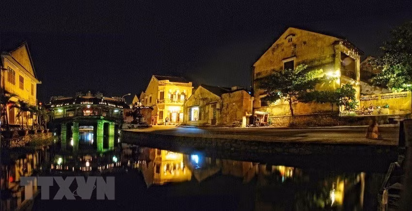 Hoi An constitue un exemple exceptionnellement bien préservé d'une cité qui fut un port marchand d'Asie du Sud-Est du XVe au XIXe siècle. Ses bâtiments et la disposition de ses rues reflètent les traditions autochtones aussi bien que les influences étrangères, qui ont donné naissance à ce vestige unique. La vieille ville a été classée sur la liste du patrimoine culturel mondial en décembre 1999. Photo: VNA