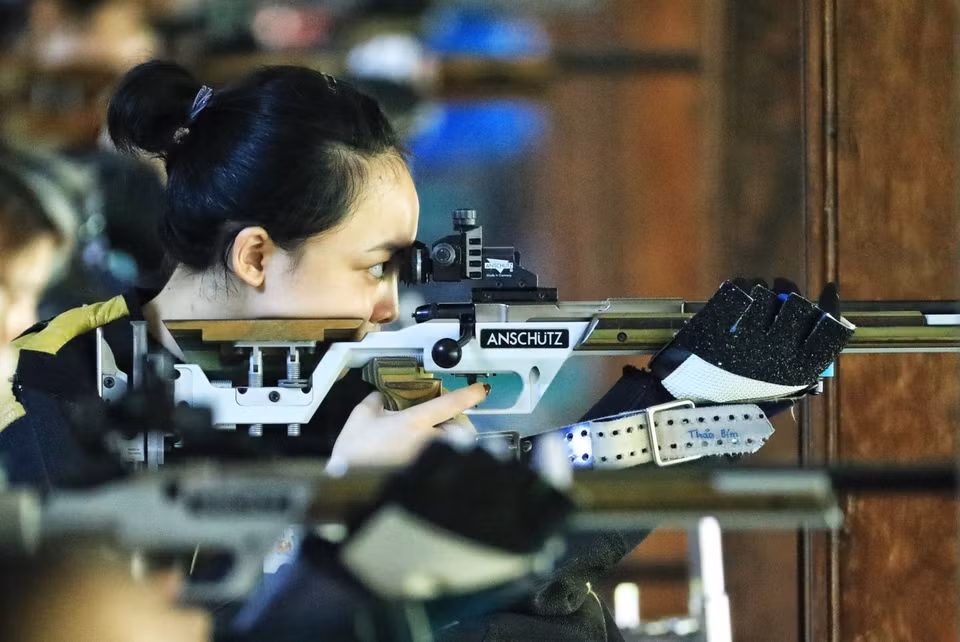 Phi Thanh Thao de l'équipe de l'Armée a battu le record national féminin de tir au 10m carabine à air comprimé lors des Championnats nationaux des clubs de tir 2021.
