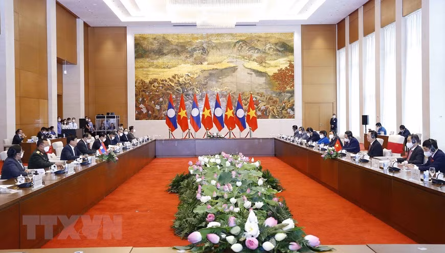 Entrevue le 28 juin entre le président de l'Assemblée nationale du Vietnam, Vuong Dinh Hue, et le secrétaire général du PPRL et président lao Thongloun Sisoulith. Photo: VNA