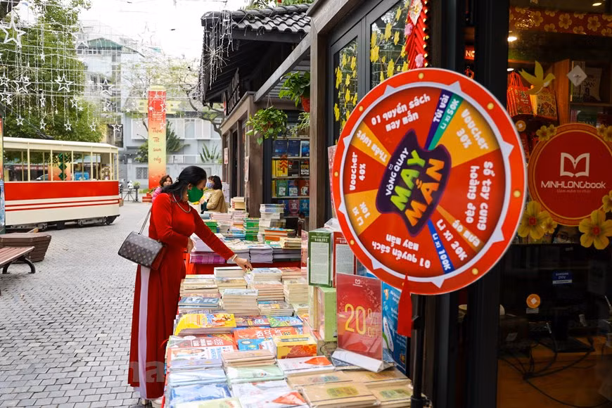 Certains éditeurs proposent un programme de numérotation porte-bonheur aux visiteurs. Photo: / Vietnam +