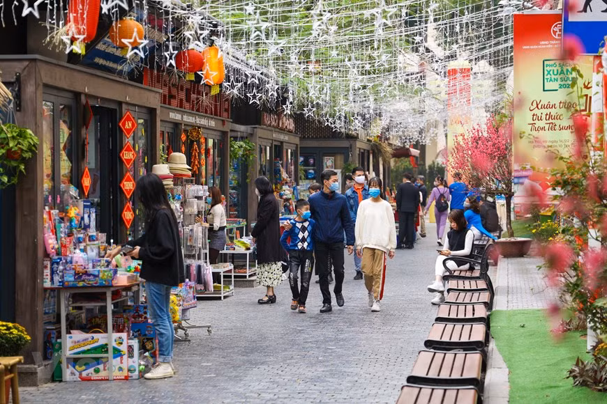 Se promener dans la Rue des livres du printemps et acheter un bon livre est une expérience intéressante. Photo: / Vietnam +