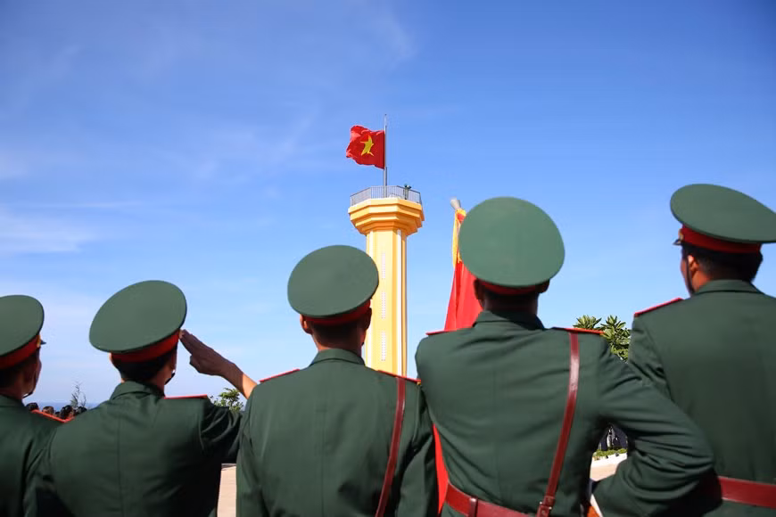 Cérémonie de lever du drapeau national au sommet de Thoi Loi sur l'île de Ly Son.