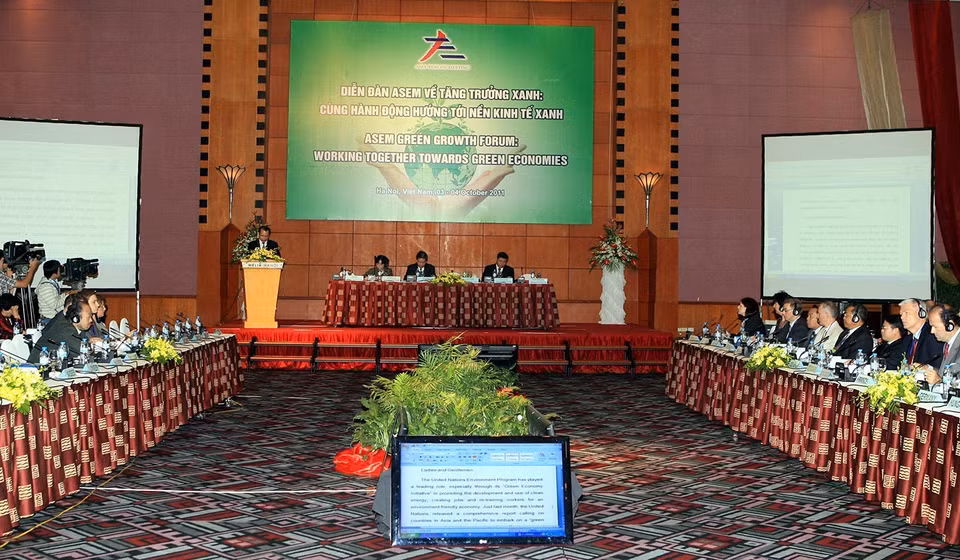  Forum de l'ASEM sur la croissance verte le 3 octobre 2011 à Hanoï. Placé sous le thème ''Agir ensemble vers des économies vertes'', il voit la participation de 180 délégués nationaux et étrangers. Photo: VNA