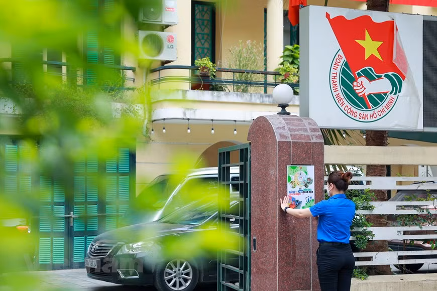 Application du code QR pour recueillir des informations sur les élections et la déclaration de l'état de santé au siège de l'antenne hanoïenne de l'Union de la jeunesse communiste Hô Chi Minh. Photo: VietnamPlus