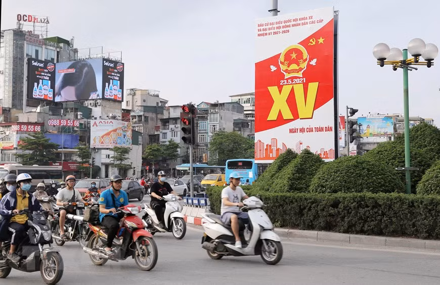  Un grand panneau d’affichage sur une rue de Hanoï. Photo : VNA