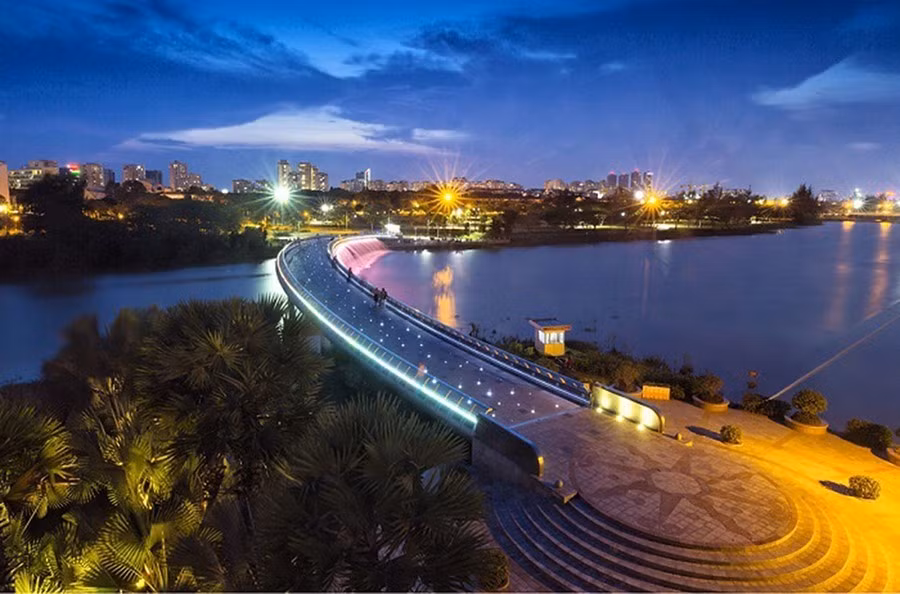 Le pont Anh Sao dans la zone urbaine de Phu My Hung, est l'un des ponts les plus magnifiques de Ho Chi Minh-Ville. Photo: VNA
