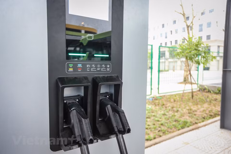 Dans le même temps, le constructeur automobile du groupe vietnamien Vingroup a également construit un lave-auto pour VinBus. Les représentants de VinBus déclarent faire des recherches pour appliquer à titre expérimental le système de billet électronique et diversifier les modes de paiement sans numéraire. Après plus d'un mois de tests dans la zone urbaine de Vinhomes Ocean Park, le 17 mai, les bus électriques VinBus fabriqués et assemblés par VinFast commenceront à fonctionner à titre d’essai dans des rues à Hanoï, avec trois itinéraires. Outre les trois itinéraires de test, les bus continueront à être testés sur d'autres itinéraires dans trois et quatre semaines. Photo: VietnamPlus