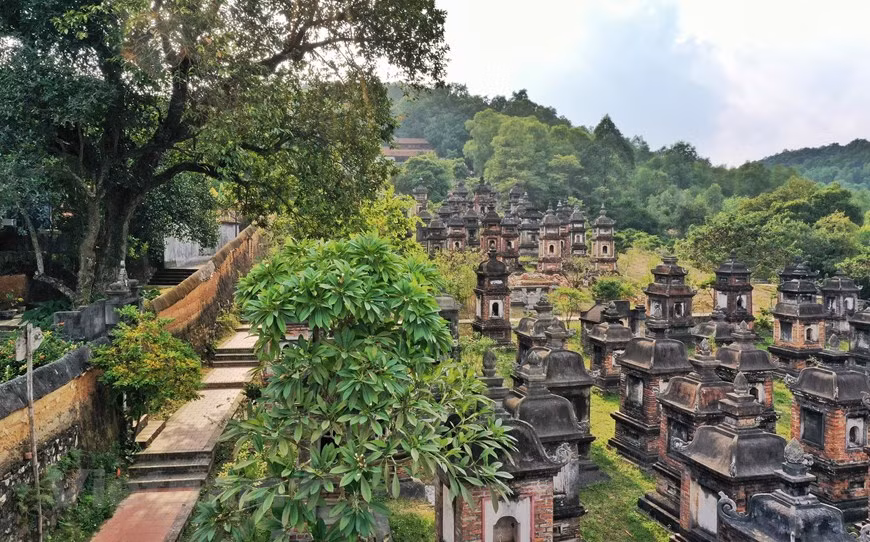 Bô Dà est appréciée pour son architecture typique des pagodes traditionnelles du Nord. Elle se pare de murs en torchis et d’un toit en tuiles. Son esthétisme évoque la tranquillité de la campagne vietnamienne. Son enceinte s’étend sur près de 52.000 m² et comporte trois grands espaces : jardin (31.000 m²), bâtisses (13.000 m²) et tours (7.800 m²).