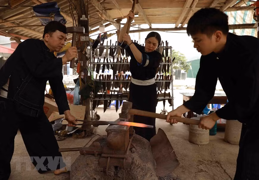 Le métier de forgeron est pratiqué dans six des dix villages de Phuc Sen, avec environ 160 fourneaux et 300 forgerons, apportant de revenus stables aux habitants locaux. Photo: VNA