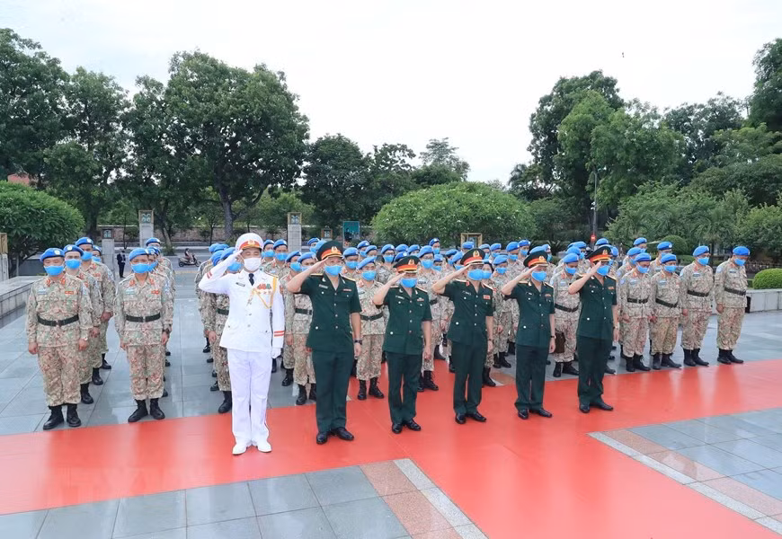 Les officiers et soldats de l'Hôpital de campagne de niveau 2 N°2 ont rendu hommage le 29 juin au Président Ho Chi Minh devant son mausolée à Hanoï après avoir terminé leur mandat à la Mission de l'ONU. Photo: VNA