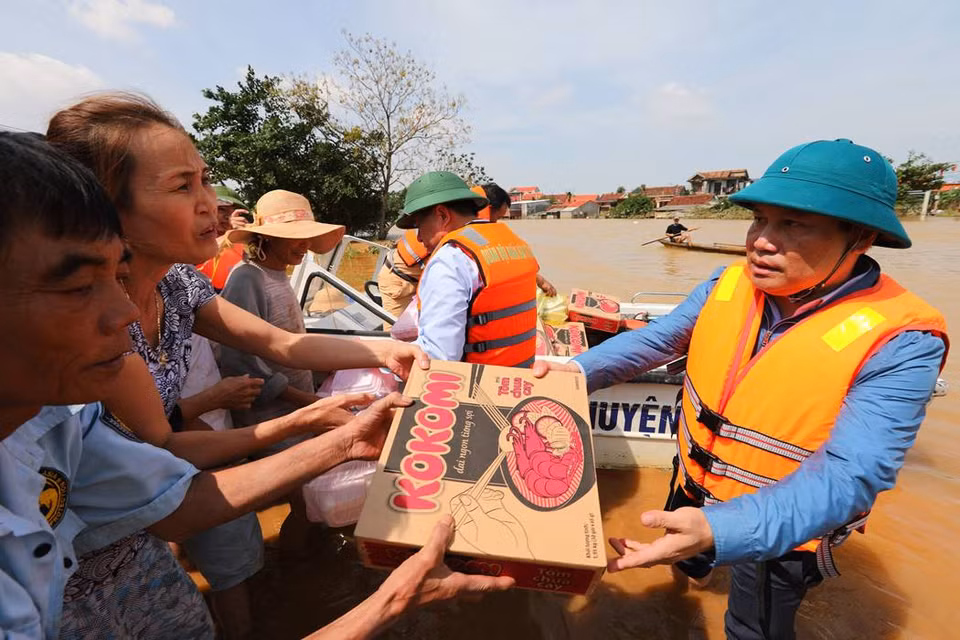 Aide aux populations touchées par les inondations dans le district de Le Thuy, province de Quang Binh.