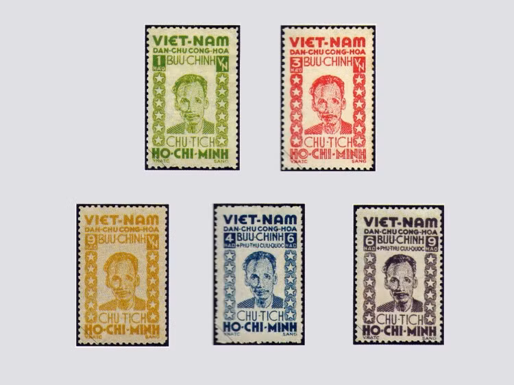 Ces timbres commémorant le premier anniversaire de la Révolution d'Août (19 août 1945) et la fondation de la République démocratique du Vietnam (2 septembre 1945) ont été émis en 1946, conçus par le peintre Nguyen Sang.