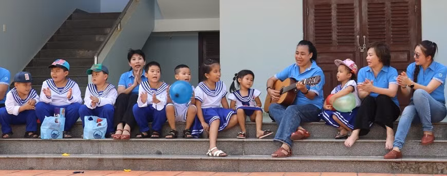 Echange culturel entre les élèves de l'école primaire du chef-lieu de Truong Sa et des membres d'une délégation qui se rend à l'achipel de Truong Sa. Photo: VNA