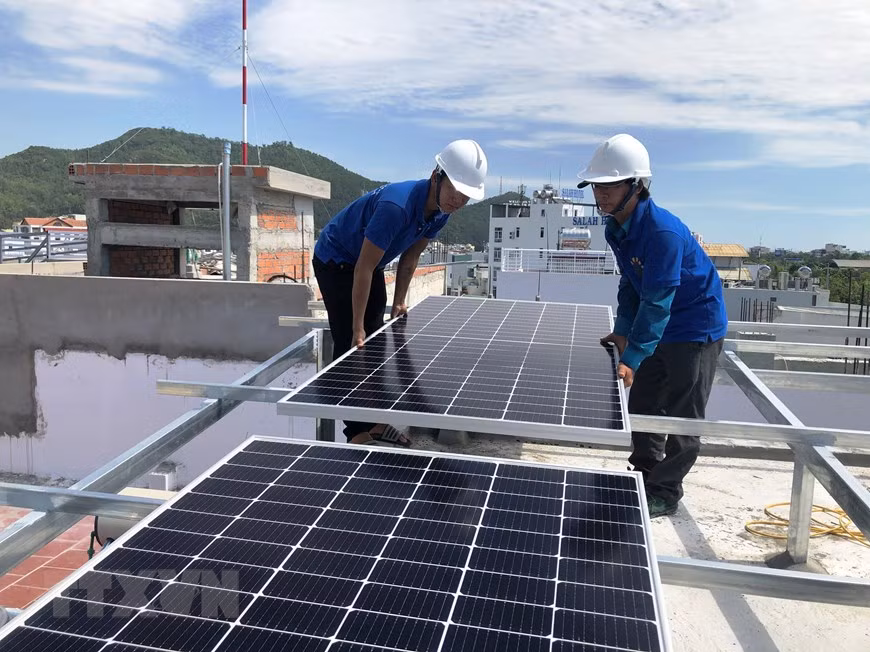 Installation d'un système d'énergie solaire pour des ménages dans la ville de Quy Nhon, province de Binh Dinh (Centre). Photo: VNA