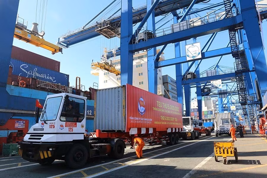 Chargement et déchargement de cargos au port de Tân Cang - Cat Lai, à Hô Chi Minh-Ville. Photo: VNA