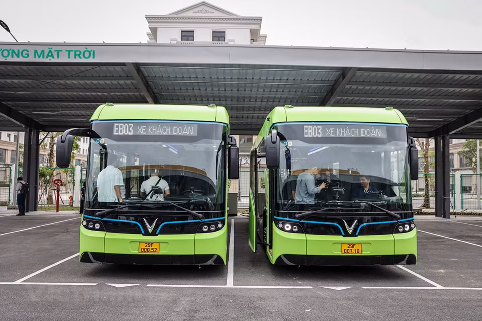Le bus électrique de VinFast, constructeur automobile du groupe vietnamien Vingroup, premier modèle du genre à répondre aux conditions de transport public au Vietnam, a été mis en service à titre expérimental dans une zone urbaine dans le district de Gia Lam, en banlieue de la capitale vietnamienne Hanoï. Le véhicule a deux couleurs principales, vert et noir, ainsi que le logo typique en forme de lettre V situé à l'avant et à l'arrière. Toujours dans le coin inférieur à la droite de l'arrière se trouve le mot «Vert», qui représente le message «Pour un avenir vert» que vise le constructeur vietnamien. Photo: VietnamPlus