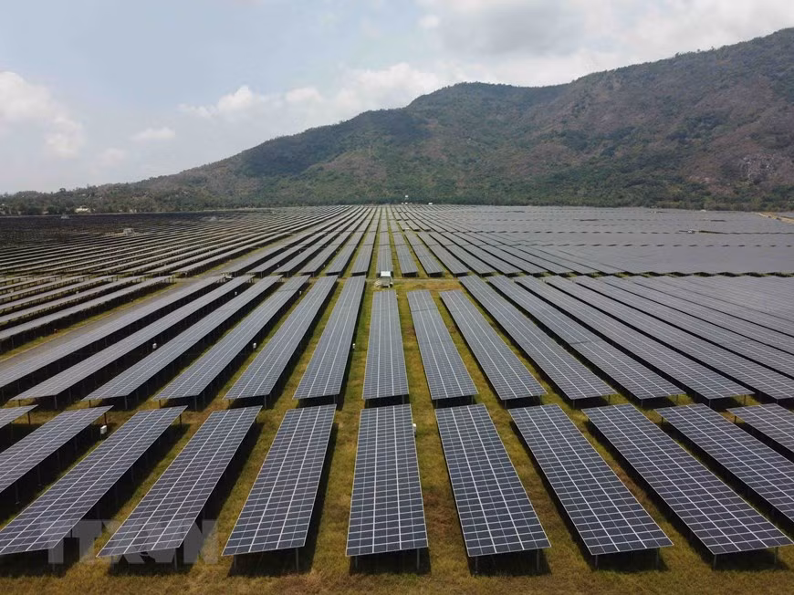 Champ de cellules photovoltaïques au pied de la montagne Cam de la centrale solaire Sao Mai dans la province d'An Giang. Photo: VNA