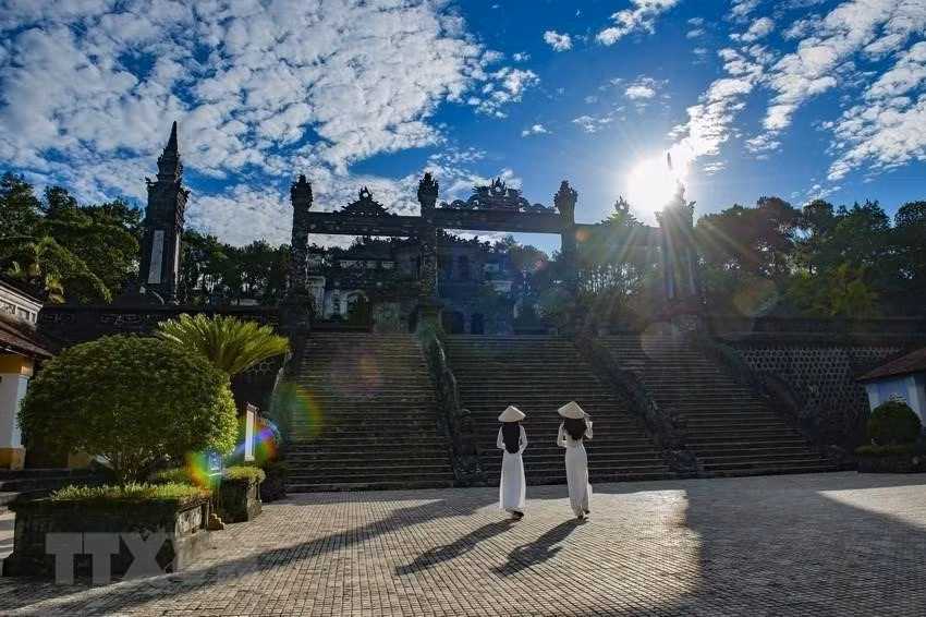 L’ensemble de monuments de Huê a été inscrit par l’UNESCO au patrimoine culturel mondial le 11 décembre 1993. Il est situé dans la ville de Huê et aux alentours, dans la province de Thua Thien-Huê. Établie capitale en 1802, Huê ne fut pas seulement un centre politique mais également un centre culturel et religieux pendant la domination de la dynastie Nguyên, la dernière dynastie royale de l’histoire vietnamienne qui régna de 1802 à 1945. Photo: VNA