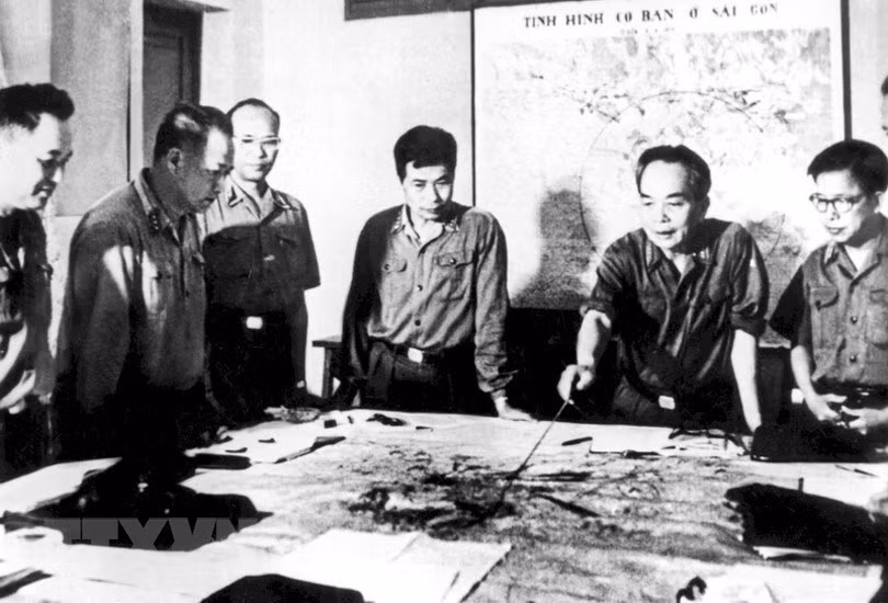 Le général Vo Nguyen Giap et d'autres membres de la Commission militaire centrale élaborent le plan de la campagne Ho Chi Minh en 1975. (Photo: VNA)
