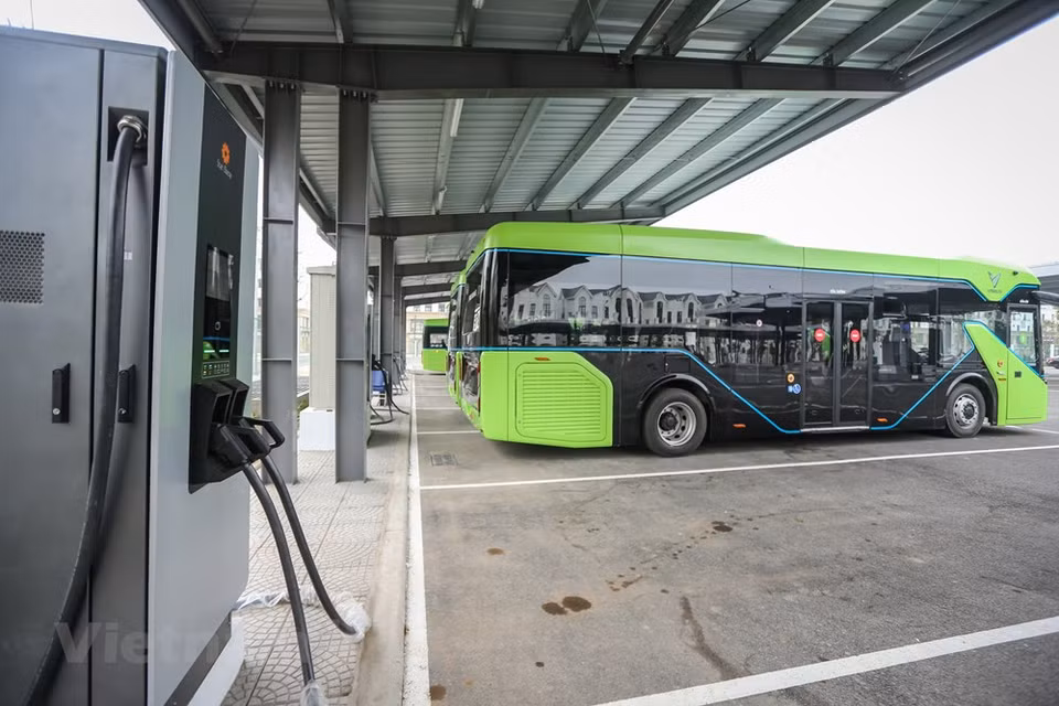 Aux termes du contrat, les deux parties travaillent ensemble dans l'étude et le commerce et se soutiennent dans les questions liées à la plate-forme technologique et aux bases matérielles et techniques. L'accord avec Advantech est un autre développement de Vinbus, après la coopération stratégique avec Star Charge, premier fournisseur mondial d'équipements et de solutions de recharge d'énergie. VinBus s'est connecté avec des partenaires majeurs pour construire le plus grand réseau de bornes de recharge de bus électriques au sein de l’ASEAN et un système de gestion intelligente de bus, afin de contribuer à la réduction des émissions et de la pollution sonore dans les zones urbaines du Vietnam. Photo: VietnamPlus