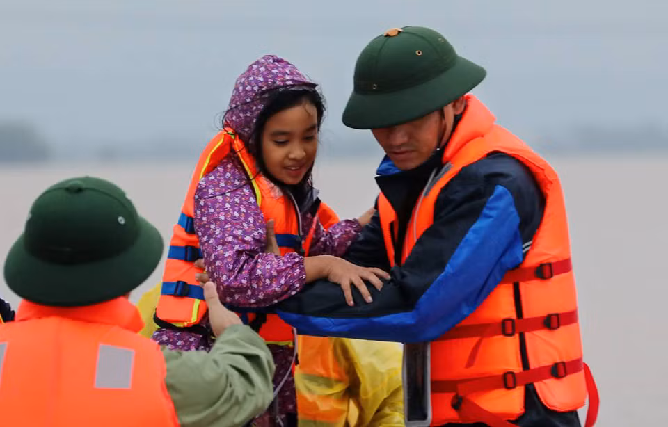 La joie d'une fille qui est emmenée dans une zone sûre par des militaires dans la province de Ha Tinh. (Photo prise à 18h00 le 20 octobre 2020)