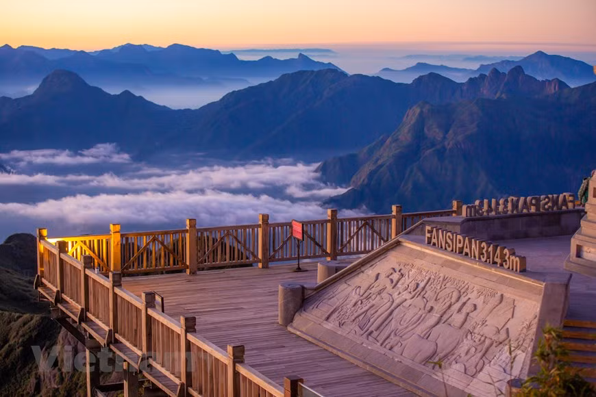 Parfois, le mont Fansipan devient violet. (Photo: Vietnam +)