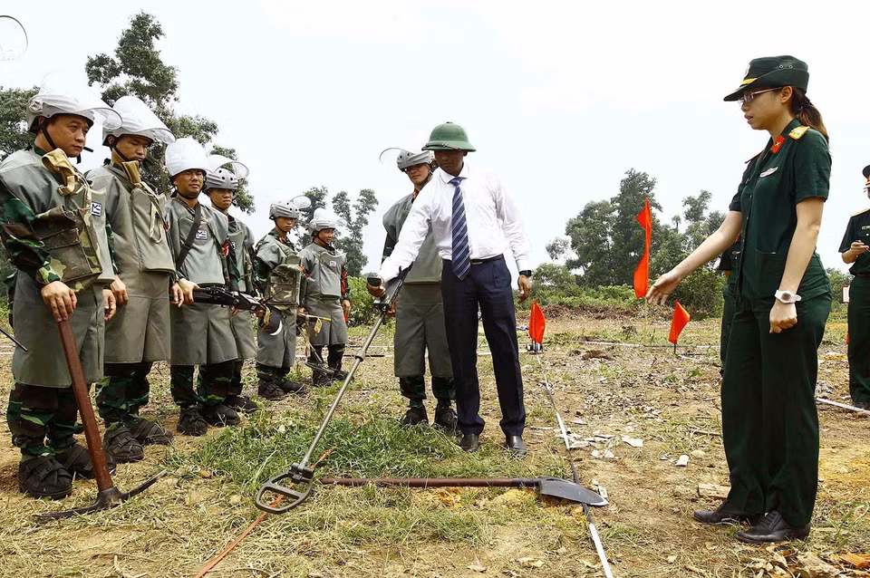 Les bombes et mines non explosées abandonnés après les conflits du passé sont restées une menace quotidienne pour les populations et un casse-tête pour les gouvernements de nombreux pays du monde entier, y compris le Vietnam.