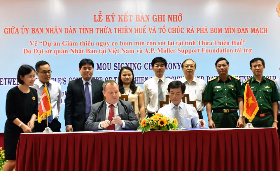 Le Comité populaire de la province de Thua Thien - Hue et le Groupe Danois de Déminage ont signé le 1er juillet 2017 un protocole d'accord sur le projet "Réduire le risque de bombes et mines laissées par la guerre dans la province de Thua Thien - Hue". 