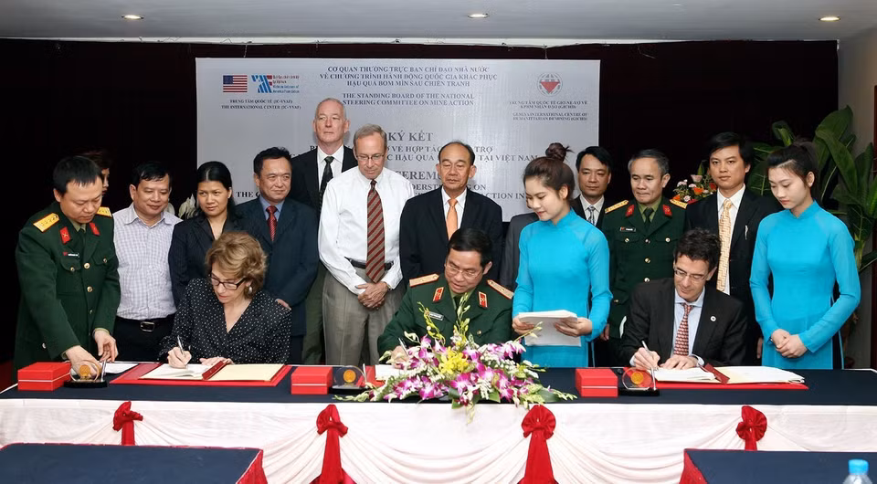 Outre les efforts du gouvernement vietnamien, des donateurs internationaux et des organisations non gouvernementales ont fourni du matériel et des fonds pour soutenir le règlement des conséquences des engins non explosés au Vietnam. 
