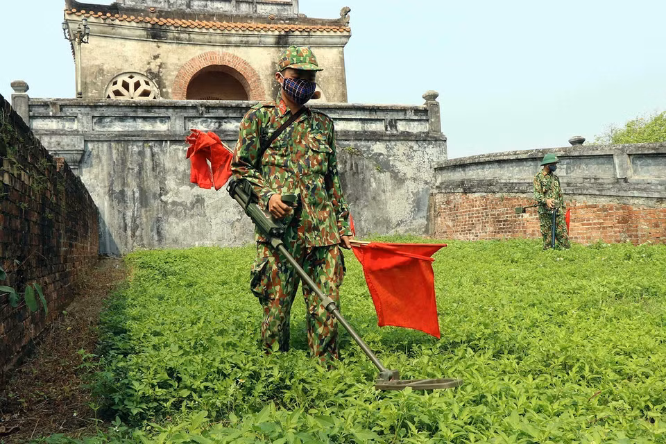Juste après la fin de la guerre, le Parti et l’État vietnamiens considèrent le règlement des conséquences causées par les bombes, mines et munitions non explosées restées enfouies dans le sol comme une tâche urgente et à long terme. 