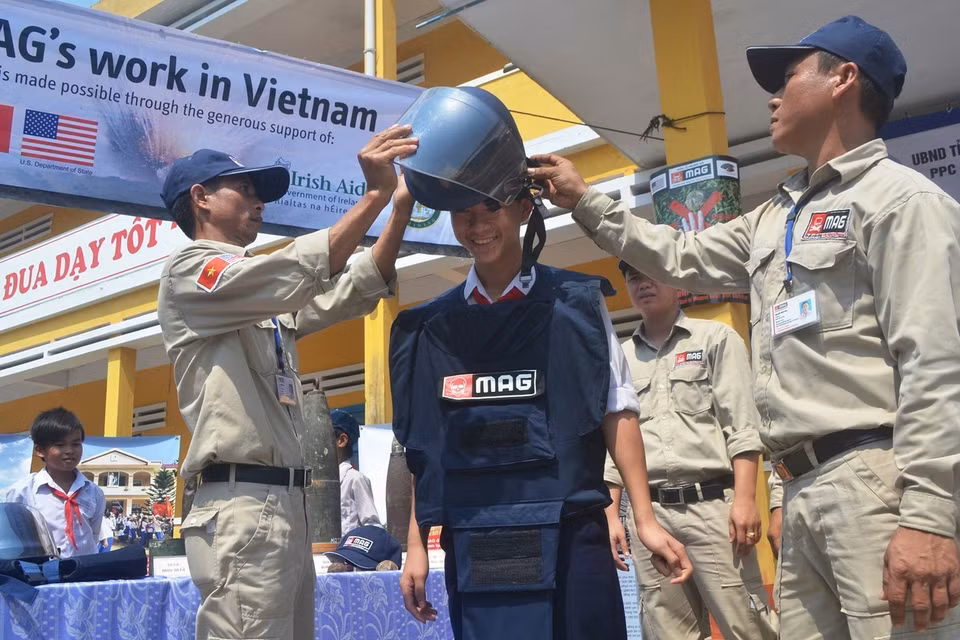Sensibilisation sur la prévention des bombes, mines et explosifs auprès des élèves du collège Nguyen Hien, district de Thang Binh, province de Quang Nam (Centre), en avril 2013.