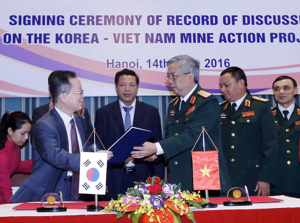 Le ministère de la Défense et l'Agence coréenne de coopération internationale ont signé le 14 juin 2016 un procès-verbal de discussion du projet «Vietnam - République de Corée: coopération pour régler les conséquences des bombes et mines de l'après-guerre». 