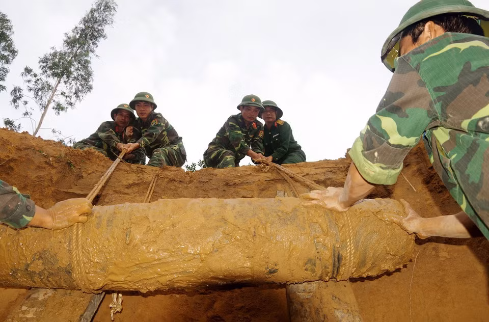 On estime que plus de 6,1 millions d’hectares de terres, soit 18,71% de la superficie nationale, sont contaminés par environ 800.000 tonnes de bombes, mines et munitions non explosées, dispersées dans les 63 villes et provinces, notamment dans le Centre du pays.