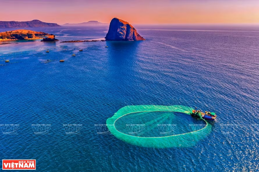 Aube en mer. Photo: Vietnam Illustré