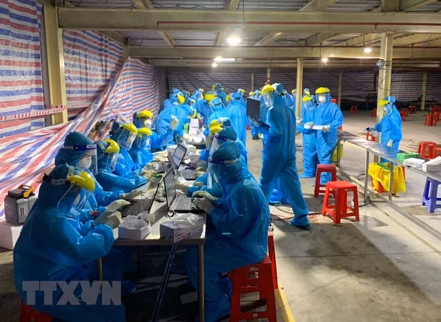 Test de dépistage rapide du virus SARS-CoV-2 pour les travailleurs de la zone industrielle de Vinh Long. Photo : VNA